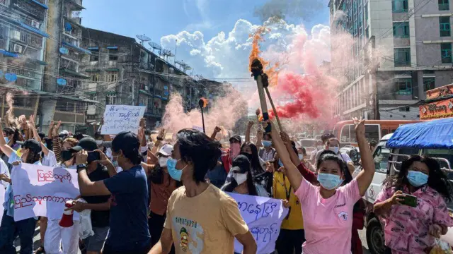 ২০২১ সালে সেনা অভ্যূত্থানের পর ব্যাপক বিক্ষোভ হয়েছিল যা সহিংসভাবে দমন করে সেনাবাহিনী।