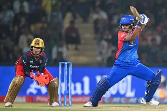 બેંગ્લોરે દિલ્હીને કેવી રીતે હરાવ્યું અને સ્મૃતિ મંધાનાએ વિરાટ કોહલી માટે દબાણ વધારી દીધું