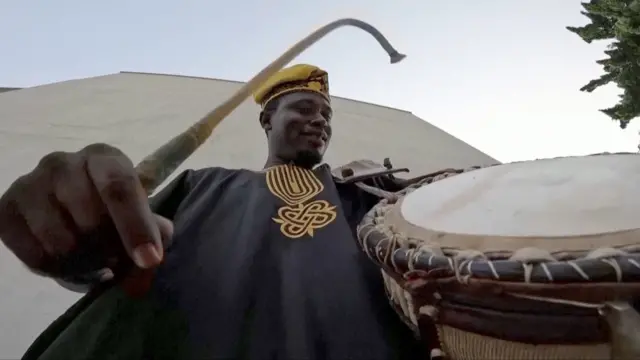 Adebayo ariko avyura umuco w'ingoma za Nigeria.