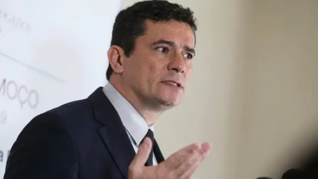 Moro fala com jornalistas após palestra