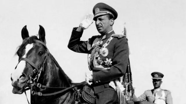 پاچا ظاهر شاه پر اسپ سپور سلامي روان دی.