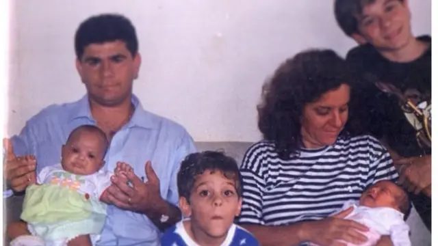 Artur (ao centro) com a família