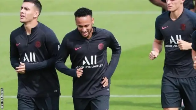 Neymar (wa pili kushoto) akiwa mazoezini na wachezaji wenzake wa klabu ya Paris St-Germain siku ya Jumamosi