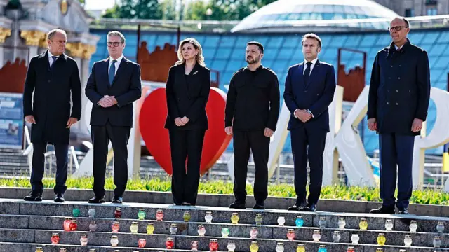 Lideri Poljske, Velike Britanije, Francuske i Nemačke sa ukrajinskim Vladimirom Zelenskim i njegovom suprugom Olenom (u sredini) u Kijevu 10. maja 2025.