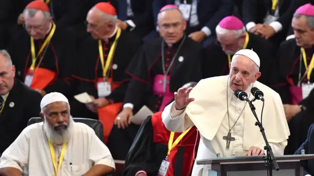 Papa Francis amehudhuria mkutano wa vijana wa dini mbali mbali katika Maxaquene Pavillion mjini Maputo, Septemba 5, 2019. - Papa tayari amewasili nchini Msumbiji.