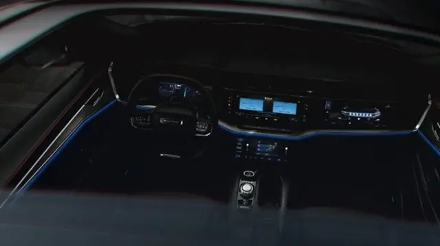 جیپ واگونییر S چهار نمایشگر روی داشبورد دارد