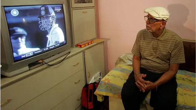 సచిన్ ఆటను టీవీలో చూస్తున్న అచ్రేకర్