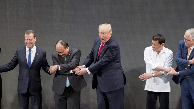 Tổng thống Donald Trump "cố nối vòng tay" châu Á nhưng chỉ với các lãnh đạo?