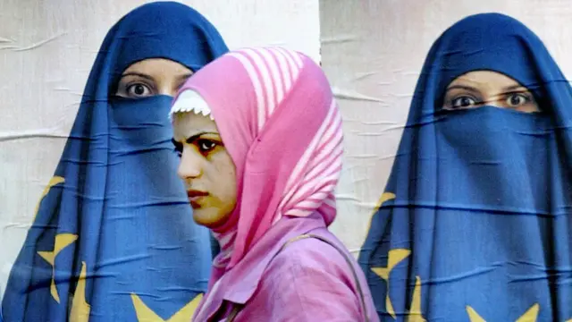 Una mujer turca pasa frente a un póster alusivo a las negociaciones entre Turquía y la UE.