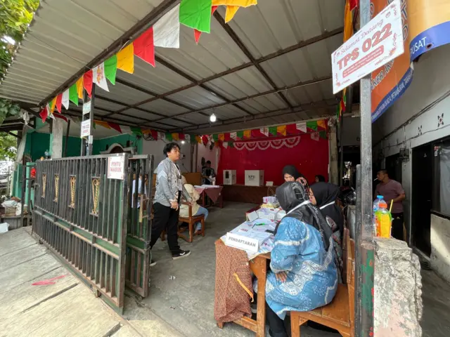 Suasana di TPS 022 di 'Kampung FPI' Petamburan, Jakarta.