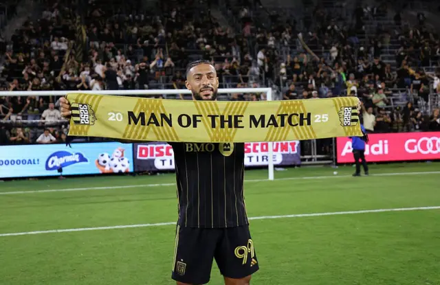 Denis Bouanga, joueur du Los Angeles FC, célèbre après avoir marqué un but et battu Atlanta United 1-0 au stade BMO le 5 octobre 2025 à Los Angeles, aux Etats Unis. 