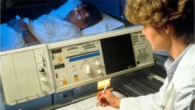 রোগীর ঘুম পরীক্ষা করে স্লিপ অ্যাপনিয়ার নির্ণয় করা সম্ভব।