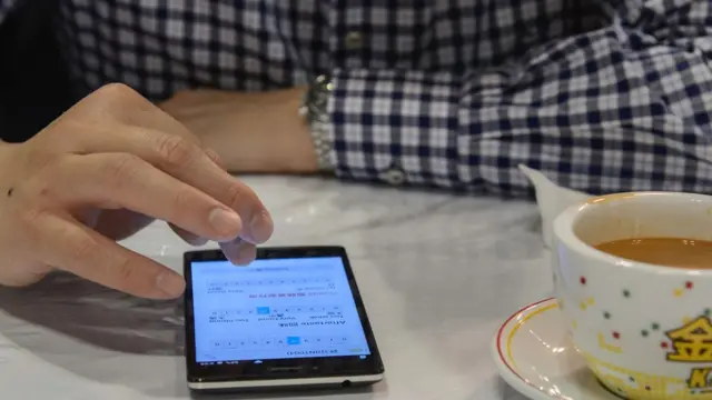 잠에 들기 직전 스마트폰은 특히나 금물이다.