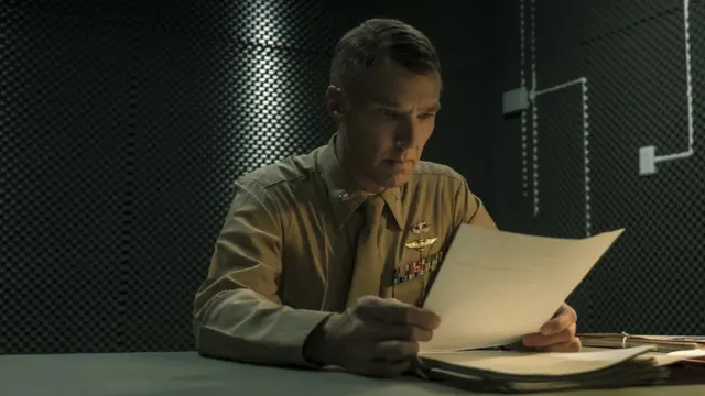 Benedict Cumberbatch sebagai Letkol Stuart Couch dalam The Mauritanian.