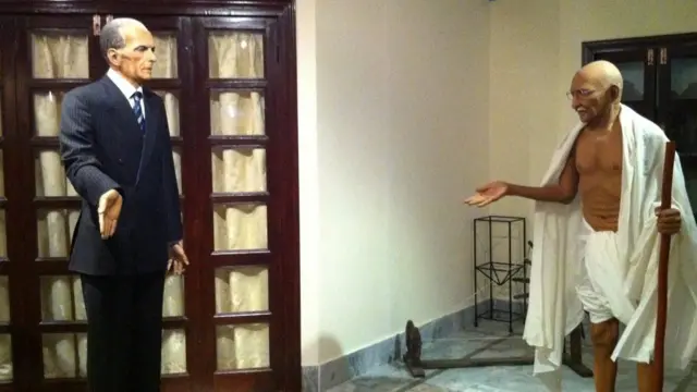 د پاکستان اسلام (Pakistan Monument Museum) کې د پاکستان د بنسټ ایښودونکي محمد علي جناح او (ښي اړخ) ته د هند د خپلواکۍ اتل مهاتما ګاندي مجسمې