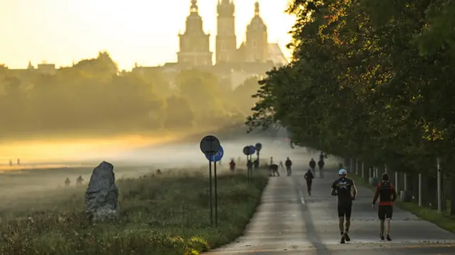 Pierwsze promienie słońca oświetlają Zamek Królewski na Wawelu ostatniego dnia lata w Krakowie