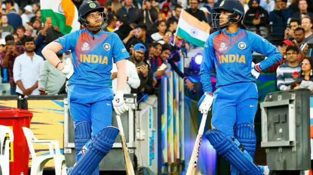 शेफाली वर्मा (बाएं) और स्मृति मंधाना 