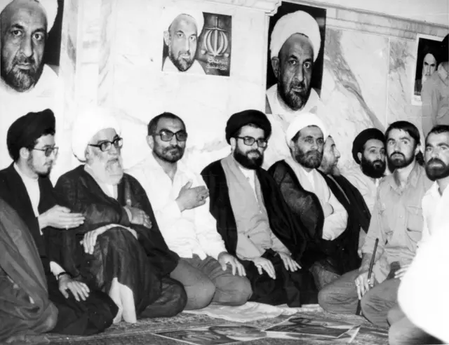 از چپ نفر سوم اسدالله لاجوردی - نفر چهارم حسین موسوی تبریزی- نفر پنجم ناطق نوری- نفر ششم محمد محمدی گیلانی 