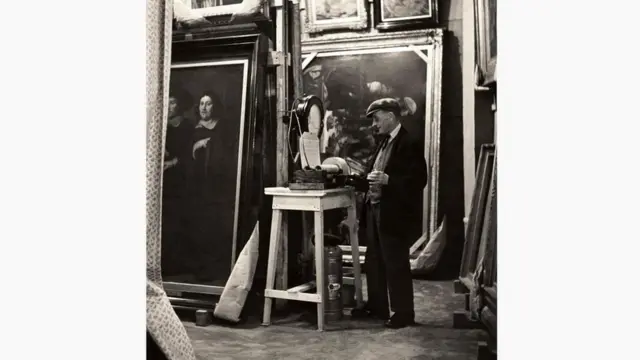 Сотрудник следит за уровнем влажности в комнате, где хранятся картины. Именно в Маноде музейные работники многому научились в деле сохранения произведений искусства