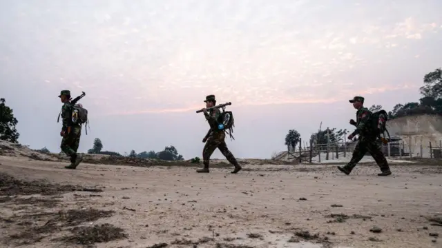 শান রাজ্যে নামসান এলাকায় যুদ্ধরত বিদ্রোহী গোষ্ঠীর সদস্যরা। 
