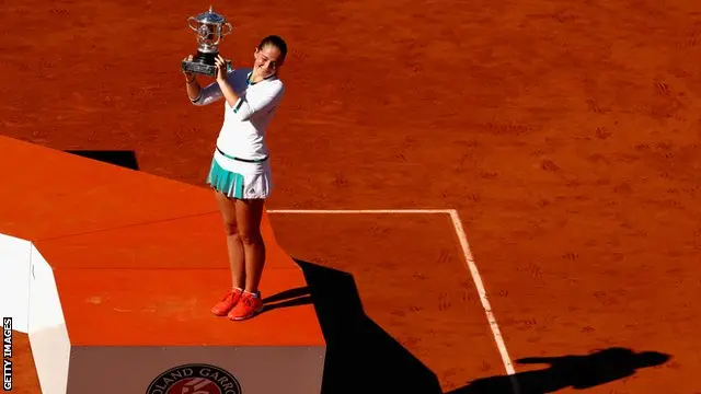 Jelena Ostapenko dengan pialanya