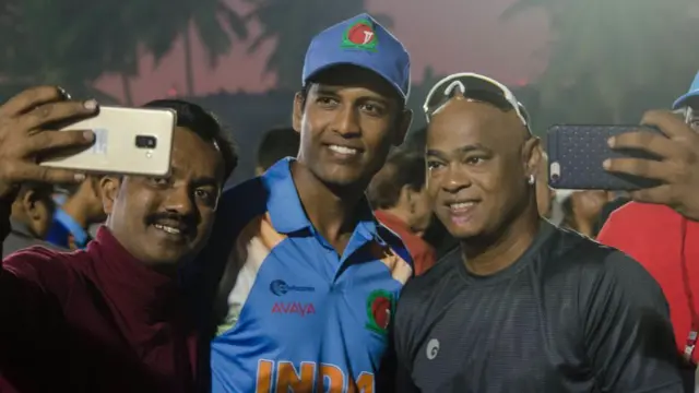 विनोद कांबली और उनके साथ तस्वीर ले रहे उनके फैंस