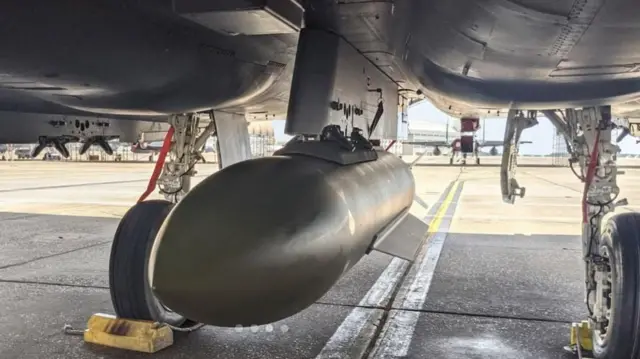 இரானை தாக்க 2270 கிலோ 'பங்கர் பஸ்டர்' குண்டுகளை அமெரிக்கா பயன்படுத்தியது ஏன்?