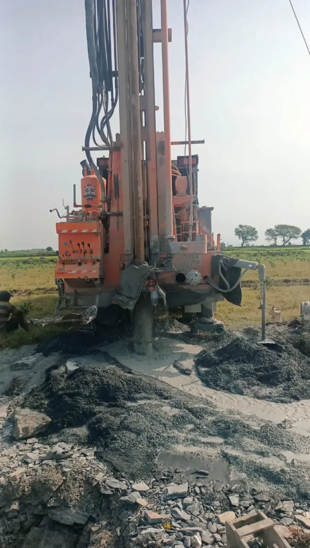 బోరు యంత్రం