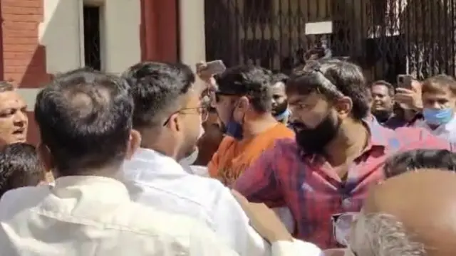 વડોદરા કલેક્ટરકચેરી ખાતે થયેલ ઘર્ષણનાં દૃશ્યો