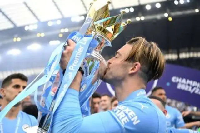 لاعبو مانشستر سيتي مع كأس الدوري الإنجليزي