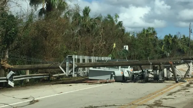 Torre de energía tumbada en la carretera.