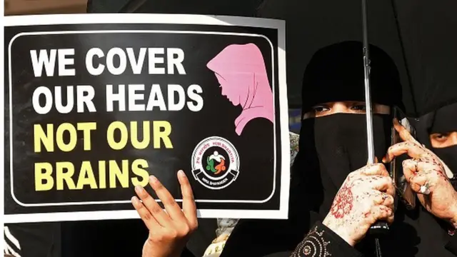 हिजाब- आंदोलन करणाऱ्या मुली