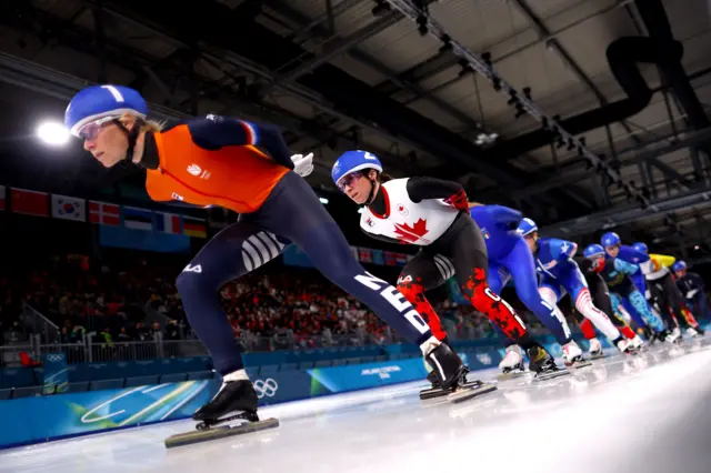 Конькобежка из Нидерландов лидирует в полуфинале забега в женском масс-старте (фотограф Дин Моухтарополос)