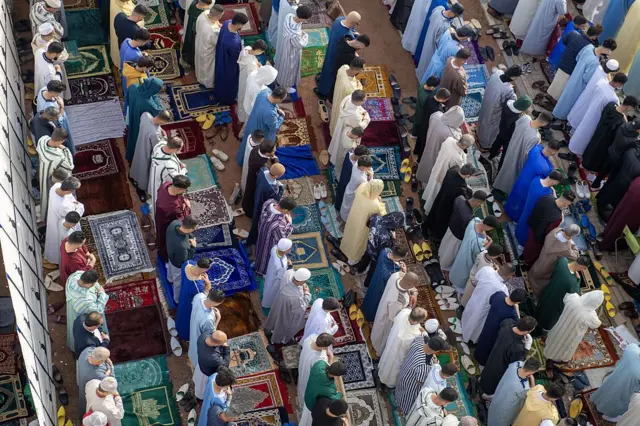 يتجمع المغاربة في مصلى منطقة كريمة لأداء صلاة عيد الفطر وتبادل التهاني في سلا، المغرب