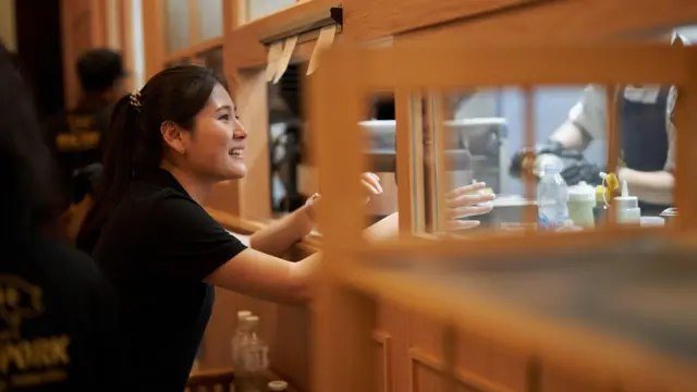 Real Pork ကိုရီးယားစားသောက်ဆိုင်ဆိုရင်လည်း ဘန်ကောက်မြို့ရဲ့ ကမ္ဘာလှည့်ခရီးသွားတွေ အများအပြားလည်ပတ်တဲ့ Central world မှာ ပြီးခဲ့လကမှ ဖွင့်ခဲ့တာပါ။