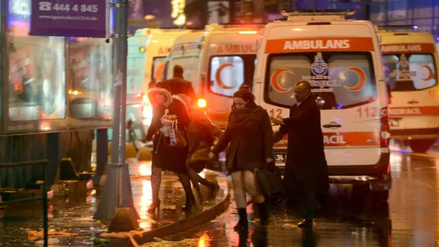 кареты "скорой помощи" около клуба