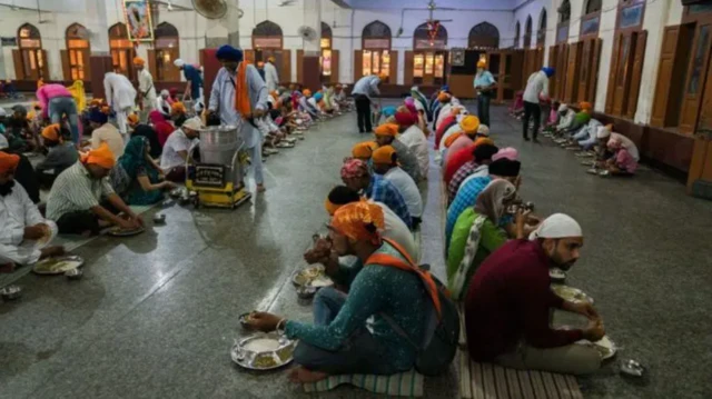 ਲੰਗਰ ਛਕਦੇ ਲੋਕ