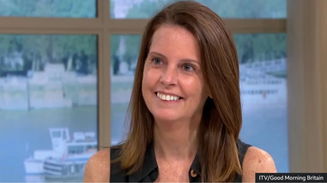 Psikoterapist ve ilişki koçu Lucy Beresford'ın gülümseyen bir fotoğrafı. 