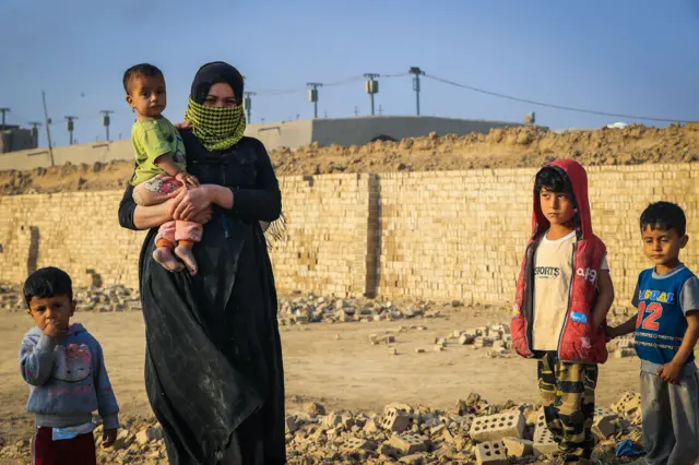 Một phụ nữ Iraq ẵm con vào tháng 03/2023