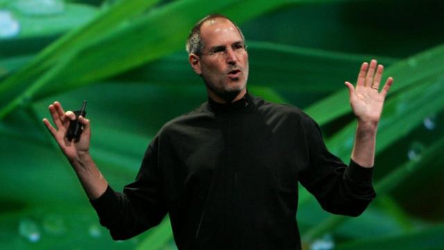 Steve Jobs em frente a imagem de folhas com gotas durante evento de apresentação da Apple