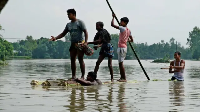 বিস্তীর্ণ এলাকায় ধানের ক্ষেত ডুবে গেছে পানির তলায়
