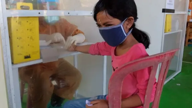 Petugas medis mengambil sampel darah saat melakukan tes diagnostik cepat atau rapid test COVID-19 terhadap warga Desa Werdi Bhuwana, Kecamatan Mengwi, Badung, Bali, Senin (25/05)