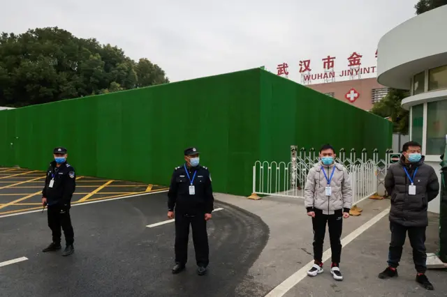 媒体不被允许跟随世卫组织团队进入医院进行拍摄。