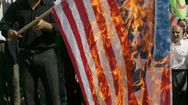 حرق علم أمريكي في مظاهرة في إيران