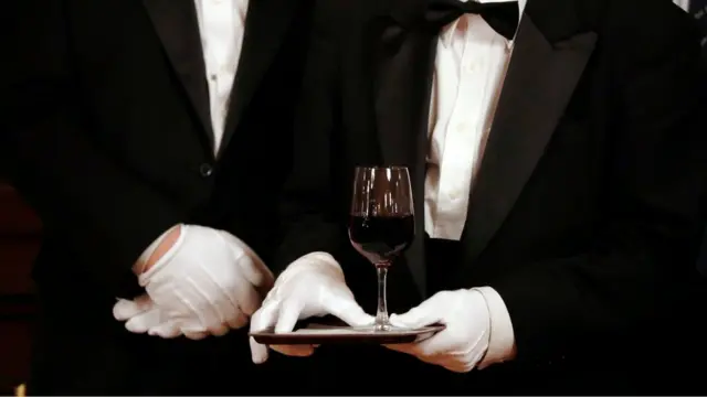 服务员拿着给特朗普的健怡可乐