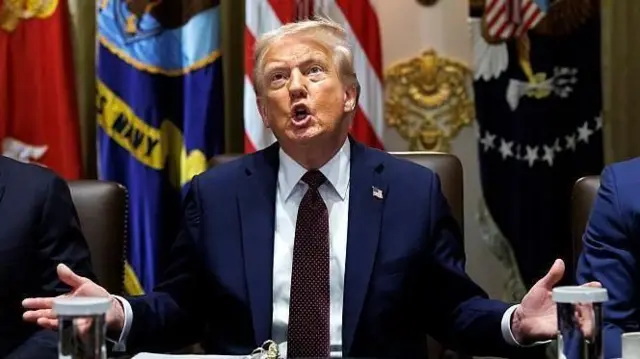 ડૉનાલ્ડ ટ્રમ્પ, અમેરિકા ટ્રમ્પને વેપાર અસંતુલનને અમેરિકી રાષ્ટ્રીય સુરક્ષા માટે ખતરો ગણાવતા વેપાર પર નૅશનલ ઇમર્જન્સીની જાહેરાત કરી હતી. બીબીસી ગુજરાતી ન્યૂઝ અપડેટ ગુજરાતમાં સમાચાર ગુજરાત