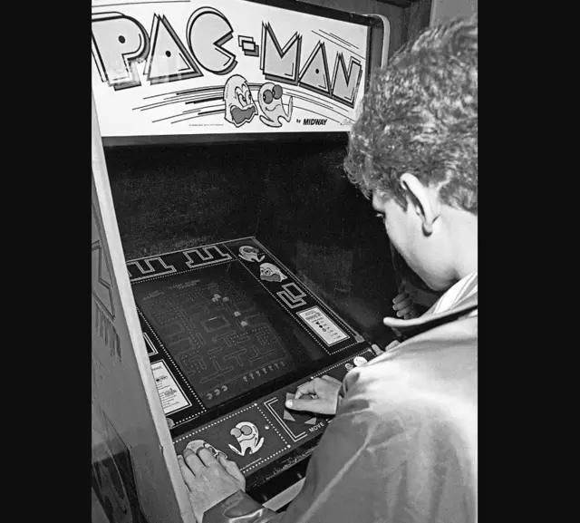 팩맨 오락을 하는 소년 