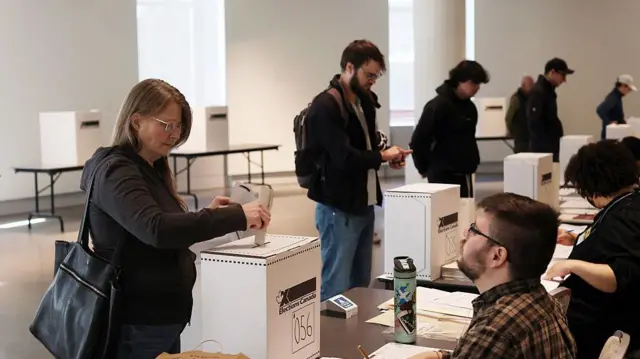 कनाडा में बैलेट पेपर के जरिए मतदान किया जाता है. 