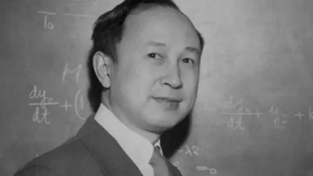 Qian Xuesen em uma fotografia em preto e branco.