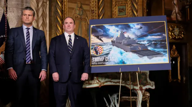 Пит Хегсет и Джон Фелан во время пресс-конференции, на которой они рассказали о строительстве военный кораблей класса «Трамп»